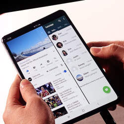 石野純也のモバイル活用術:サムスンが折りたたみ型スマホ「Galaxy Fold」を発表。定着の可能性は?