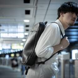 これぞ機能美!新登場の超薄型バックパック「Commuters」は、都市型ミニマリストに必携の通勤アイテムだ