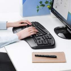 人間工学に基づいた「V字型キーボード」が登場、自然な姿勢で肩こりや疲労を軽減へ