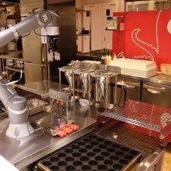 フードコートに「たこ焼き・ソフトクリームロボット」が登場、従業員の負担を軽減し効率化