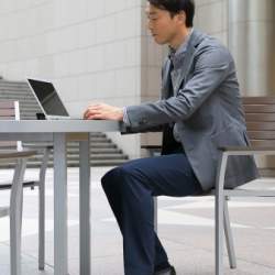 “座る”を快適にするパンツ?野球ユニフォームを応用して膝へのストレスを軽減