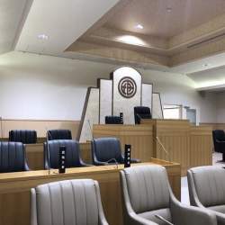 町議会の雰囲気そのまま!沖縄・宮古島市のコワーキング施設が話題、経緯を聞く