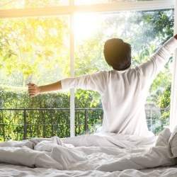 1000万円以上稼ぐ人は「睡眠の質」を意識、半数が寝床でスマホを操作しない|アンファー調査