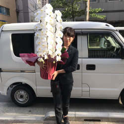 スーツに見える作業着「花き業界」で初めてユニフォームに採用
