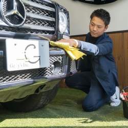 「スーツに見える作業着」が高級中古車販売業に初導入、フォーマル感と機能性の両立で効率化