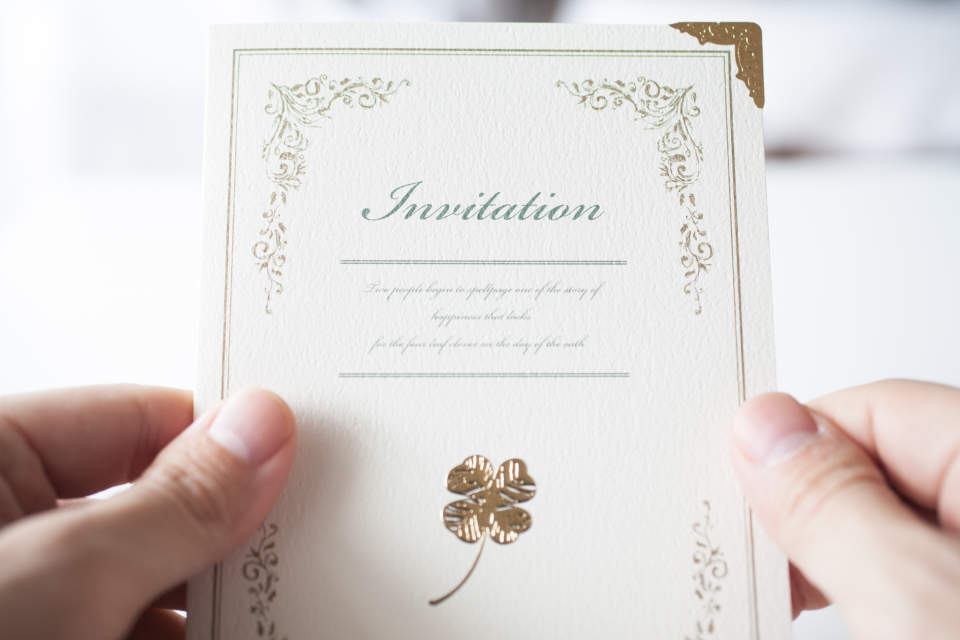 【文例あり】結婚式の招待状の5つの返信マナーとは？関係性別の例文をチェックしよう
