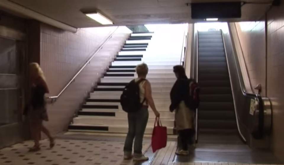 エスカレーターにしか乗らなかった人が、階段を使いたくなる斬新なアイデア「PianoStairs」 3番目の画像