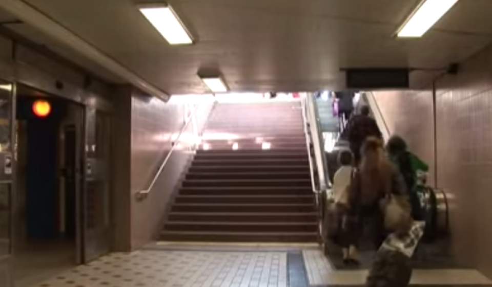 エスカレーターにしか乗らなかった人が、階段を使いたくなる斬新なアイデア「PianoStairs」 1番目の画像