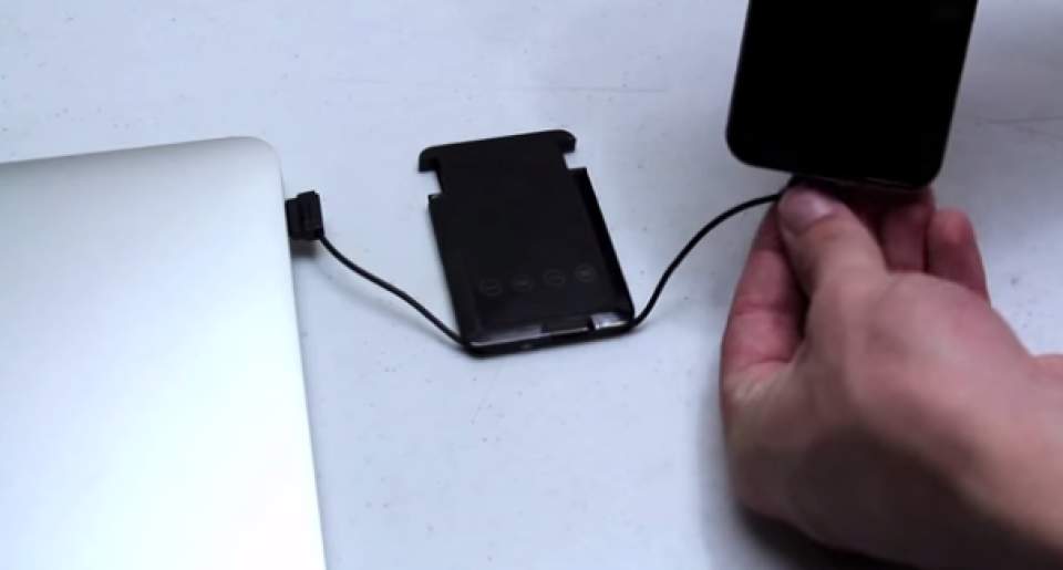 充電からデータのバックアップまで出来る！財布に入るカード型多機能充電器「SMART CARD」 3番目の画像