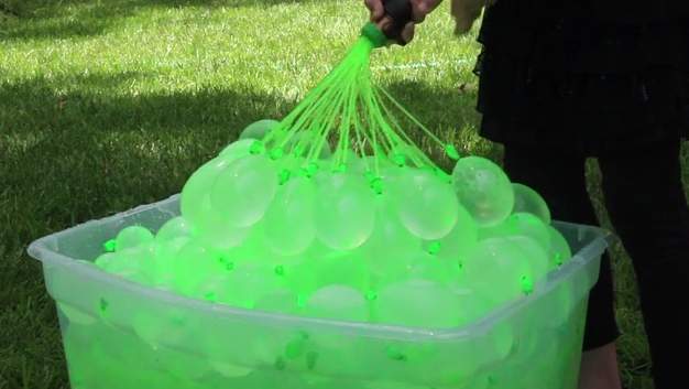 60秒で100個！大人も子供もびしょ濡れになって遊べる水風船製造機が本気で楽しそう 1番目の画像