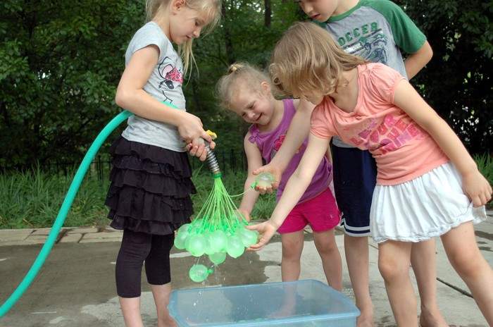 60秒で100個！大人も子供もびしょ濡れになって遊べる水風船製造機が本気で楽しそう 2番目の画像