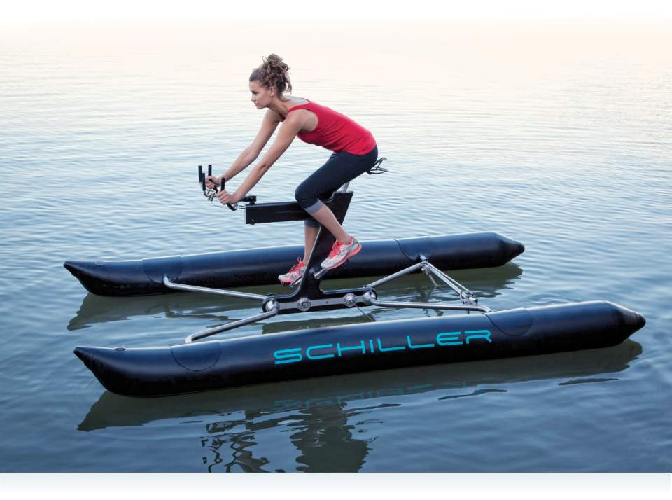 自転車が水上を走ってる！？まるで自転車を漕ぐように水上を移動出来るボート型自転車「the X1」 2番目の画像