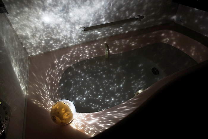幻想的なお風呂でリラックス。バスライトを使って、たまには長風呂いかがです？ 4番目の画像