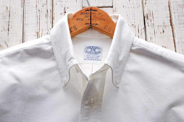 王道アイテムは質にこだわって、長く着る。「白のボタンダウンシャツ」は定番ブランドの一枚で決まり！ 2番目の画像
