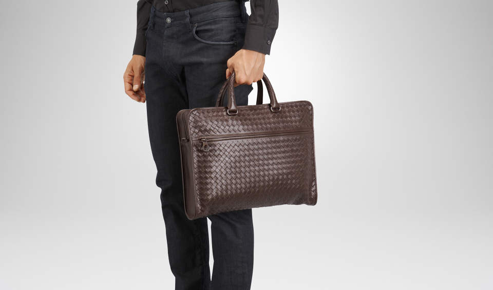 おしゃれなビジネスバッグを持つ大人は一味違う。素材と製法にこだわったブランドのバッグに手を伸ばす 1番目の画像