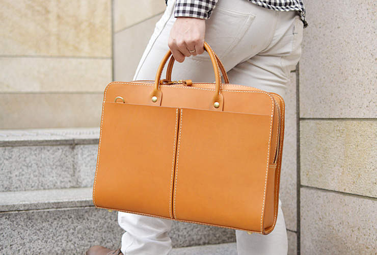 おしゃれなビジネスバッグを持つ大人は一味違う。素材と製法にこだわったブランドのバッグに手を伸ばす 2番目の画像