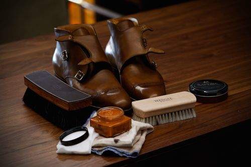 今日から始める靴磨き。革靴の磨き方は4つのステップを踏めば、簡単にできる！ 1番目の画像