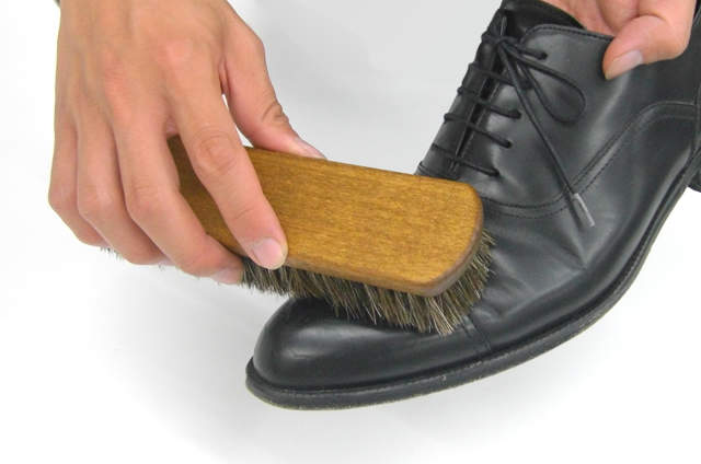 今日から始める靴磨き。革靴の磨き方は4つのステップを踏めば、簡単にできる！ 4番目の画像