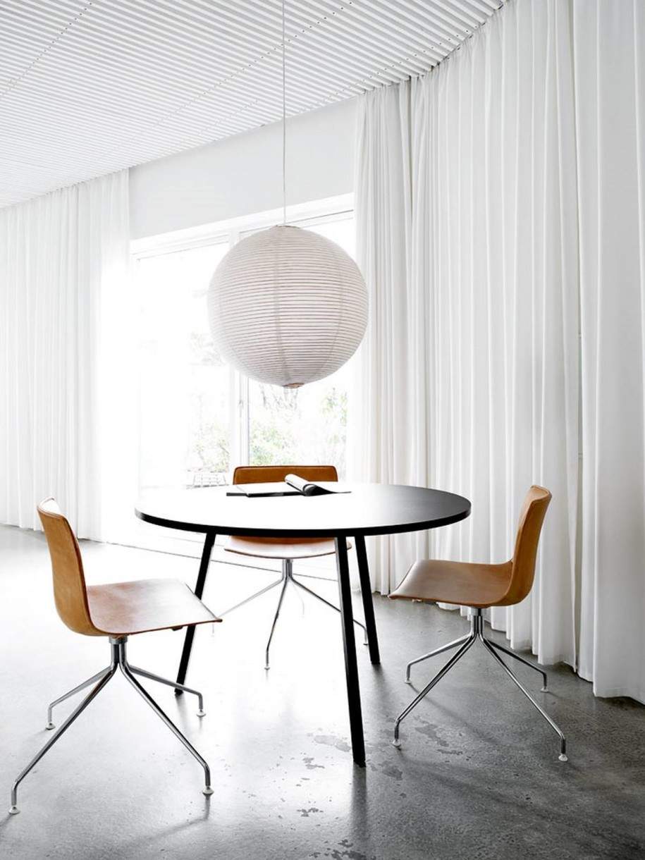 部屋を広く、柔らかに表現する円形の魅力。丸テーブルを用いた、実用的でお洒落なインテリア事例4選 2番目の画像