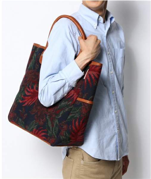 難易度高めな「花柄」や「ボタニカル柄」もバッグなら取り入れやすい。お洒落初心者にオススメのバッグ 2番目の画像