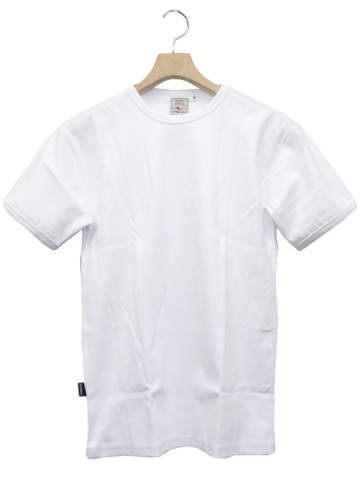 大人の白Tシャツはエレガントに。海外セレブの間で人気沸騰中「白Tシャツ」のおすすめな3枚 3番目の画像