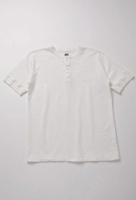 大人の白Tシャツはエレガントに。海外セレブの間で人気沸騰中「白Tシャツ」のおすすめな3枚 5番目の画像