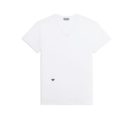 シンプルこそおしゃれの極み：“白Tシャツ”で大人の余裕を見せつけろ！ 3番目の画像