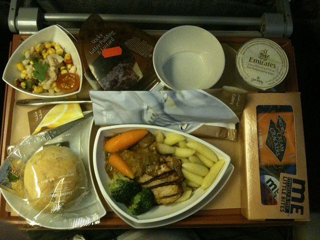 エコノミークラスでさえ“空飛ぶレストラン”！？　世界の航空会社がしのぎを削る人気機内食ランキング 5番目の画像