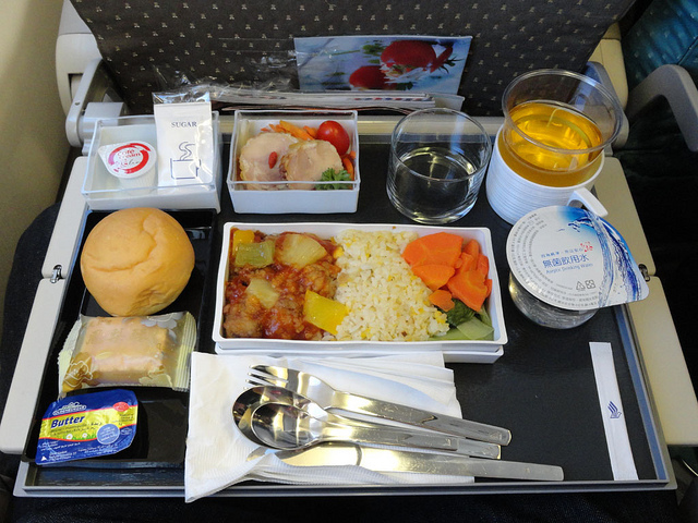 エコノミークラスでさえ“空飛ぶレストラン”！？　世界の航空会社がしのぎを削る人気機内食ランキング 6番目の画像