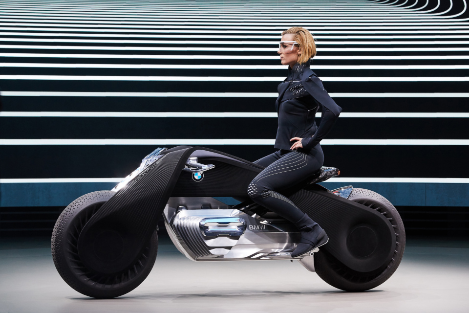 BMWグループ“次の100年構想”：コンセプトバイクは自立＆ヘルメット不要だった!! 1番目の画像