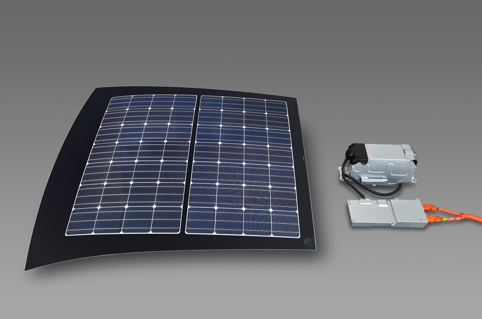 次世代環境車の大本命！ 世界初となる大型ソーラーパネル搭載のトヨタ「プリウスPHV」誕生 7番目の画像