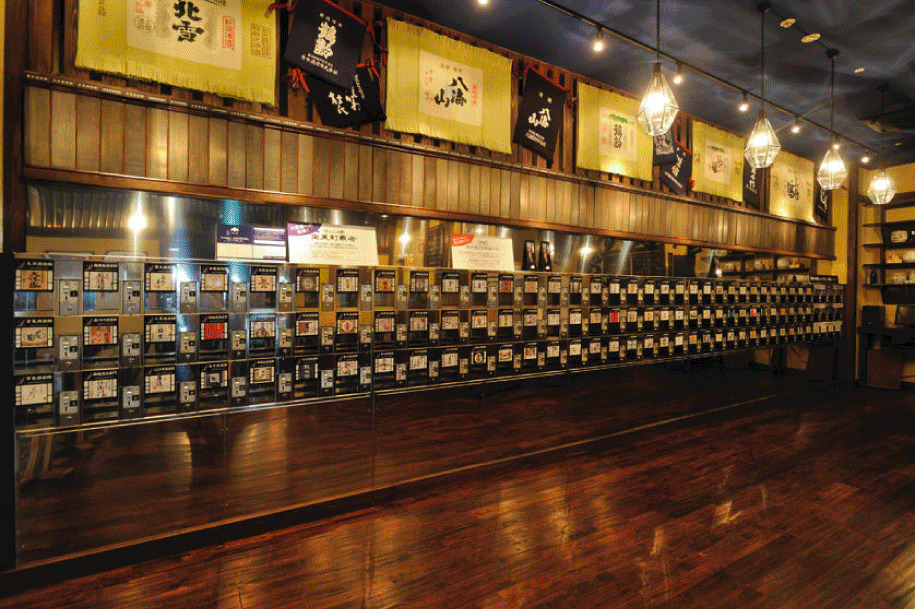 日本酒好きの聖地は新潟にあり！県内93の酒蔵すべてが利き酒できる「ぽんしゅ館」は風呂まで酒だった 1番目の画像