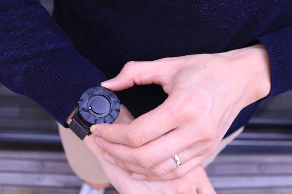 “時間を見る”という固定概念を捨てる。EONEの新作腕時計「BRADLEY ELEMENT」 3番目の画像