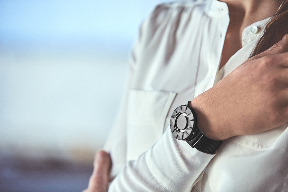 “時間を見る”という固定概念を捨てる。EONEの新作腕時計「BRADLEY ELEMENT」 1番目の画像