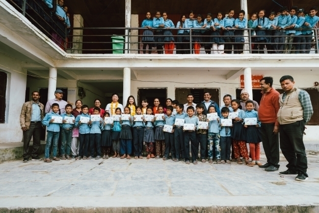 アールイズ・ウエディング、ネパールの学校に図書館を設置 1番目の画像